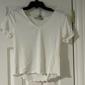 White scallop hem, lace sleeve, v-neck blouse